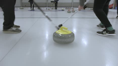 Folgen-Sie-Den-Curling-Spielern-Beim-Fegen-Des-Eises