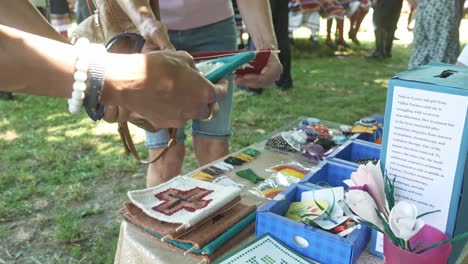 El-Puesto-Benéfico-Del-Festival-Vende-Artesanías-Hechas-A-Mano-Para-Recaudar-Dinero-Para-Los-Niños.