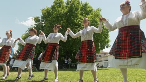 Niedriger-Kamerawinkel-Bulgarischer-Volkstänzer,-Die-Traditionelles-Horo-Aufführen