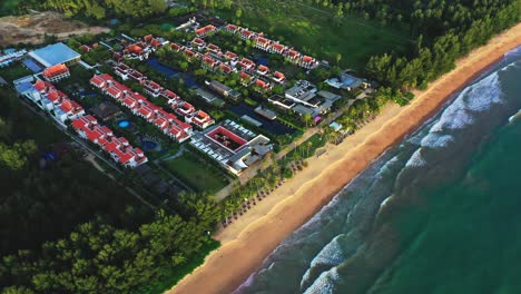Vista-Aérea-De-Casas-Frente-Al-Mar-En-Una-Playa-De-Arena-En-Marriott-Khao-Lak-Resort-And-Spa,-Phuket,-Tailandia