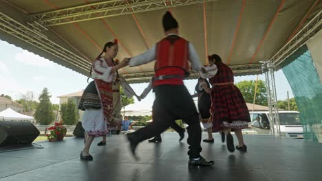 Bailarines-Búlgaros-Bailan-Y-Corren-En-Círculos-En-El-Escenario-Del-Festival-Cultural