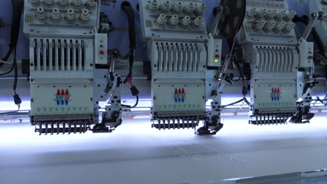 Reihe-Automatischer-Stoffnähmaschinen-In-Einer-Bekleidungsfabrik-In-Karatschi