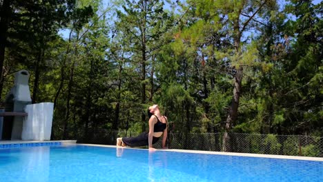 Mädchen-Macht-Yoga-Am-Pool