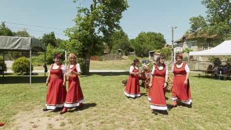 Grupo-De-Hermosas-Damas-Búlgaras-Vestidas-Con-Vestidos-Tradicionales-Rojos