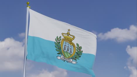 Bandera-De-San-Marino-Moviéndose-En-El-Viento-Con-Un-Cielo-Azul-Claro-En-El-Fondo,-Nubes-Moviéndose-Lentamente,-Asta-De-Bandera,-Cámara-Lenta
