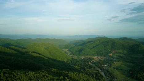 Imágenes-Aéreas-De-Naturaleza-Cinematográfica-De-4k-De-Un-Dron-Volando-Sobre-Las-Hermosas-Montañas-De-Chiang-Mai,-Tailandia-Durante-La-Puesta-De-Sol