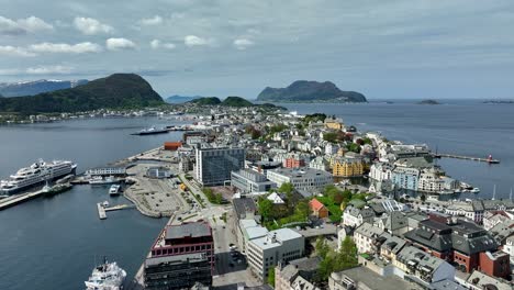 Vollständige-Panorama-Luftaufnahme-Von-Alesund,-Die-Sich-Langsam-Vorwärts-Bewegt-–-Atemberaubende-Norwegische-Küstenstadt-Im-Sommer