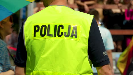 Ein-Polizist-In-Uniform,-Der-Eine-Gelbe-Warnweste-Mit-Der-Aufschrift-„Polizei“-Trägt