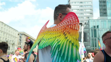 Ein-Mann-Mit-Bunten-Flügeln-Auf-Dem-Rücken-In-LGBT-Farben-Während-Des-Gleichstellungsmarsches-In-Der-Innenstadt-Von-Warschau