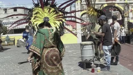 Músicos-Y-Bailarines-Folclóricos-Mexicanos-Bailando-Y-Tocando-Música.