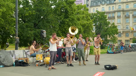 Actuación-Callejera-Del-Grupo-De-Música-Popular-Retropico-En-El-Centro-De-Varsovia-En-El-Pasaje-Wisława-Szymborska.