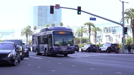 Autobús-Pasando-Por-Las-Calles-Locales