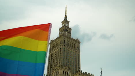 Vor-Dem-Hintergrund-Des-Kultur--Und-Wissenschaftspalastes-In-Warschau-Weht-Eine-Farbenfrohe-LGBT-Flagge