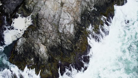 Blick-Von-Oben-Auf-Die-Wellen,-Die-Sich-Auf-Den-Felsen-Der-Insel-Conanicut-In-Der-Bucht-Von-Narragansett-Brechen