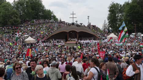 Riesige-Versammlung-Von-Katholiken-Am-Drei-Hügel-Altar-Zur-Csiksomlyo-Wallfahrt