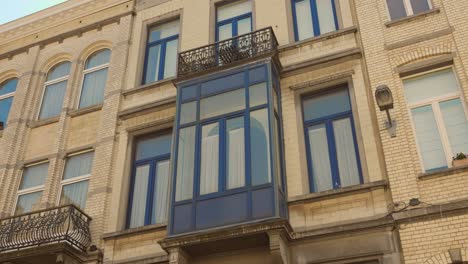 Traditional-Bow-Window-On-The-Facade-Of-Architecture-In-Brussels,-Belgium