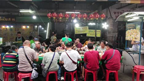 Lebendige-Szene:-Ein-Familientreffen-Und-Streetfood-Köstlichkeiten-In-Bangkoks-Chinatown