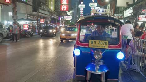 Tuk-Tuk-Estacionado-En-Chinatown-Con-Luces-Por-La-Noche-A-Lo-Largo-De-Yaowarat-Road,-Bangkok