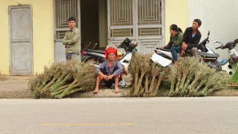 Gente-Local-De-Vietnam-Vendiendo-Productos-En-La-Calle.