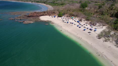 Vuelo-Aéreo-De-Drones-Alejarse-De-Playa-Conchal-Costa-Rica-Para-Mostrar-Vista-A-La-Montaña,-4k