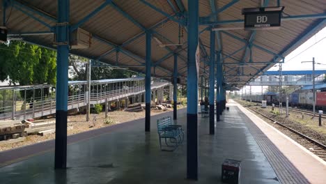 Der-Leere-Bahnsteig-Unter-Einem-Schuppen-Und-Ein-Zug-Am-Indischen-Bahnhof