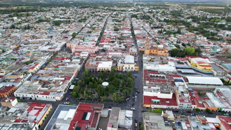 Vista-Aerea-De-Jerez,-Zacatecas,-Capturando-El-Jardin,-Parroquia,-Santuario-Y-Areas-Aledañas-Incluyendo-El-Ayuntamiento