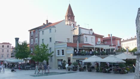 Sommerabend-Auf-Dem-Fünf-Brunnen-Platz-In-Zadar,-Kroatien