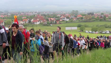 Catholic-pilgrims-walk-up-hill-during-Csiksomlyo-Pilgrimage,-Miercurea-Ciuc-Romania