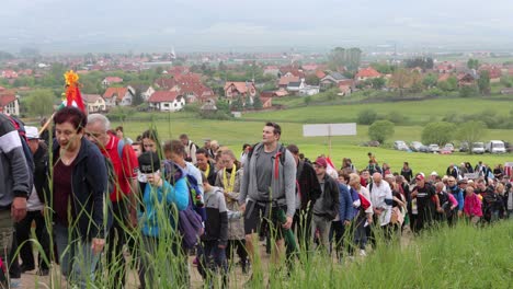 Katholische-Pilger-Gehen-Während-Der-Csiksomlyo-Wallfahrt,-Miercurea-Ciuc-Rumänien,-Den-Hügel-Hinauf