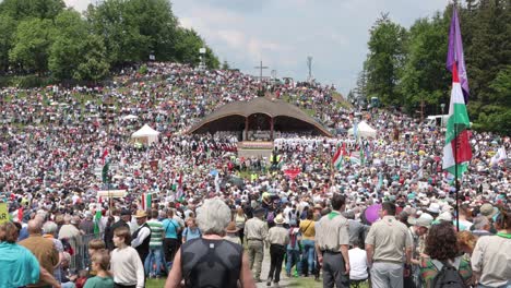 Gran-Multitud-Asistió-Al-Servicio-En-Tres-Colinas-Alter-Durante-La-Peregrinación-A-Csiksomlyo