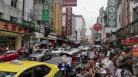 Yaowarat-Road-in-Chinatown,-Bangkok-Crowded-with-Tourists-and-Traffic