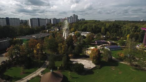 Ein-Vergnügungspark-Mit-Einem-Großen-Riesenrad-Neben-Einer-Wohnsiedlung-Voller-Wohnblöcke-Im-Sommer-In-Polen