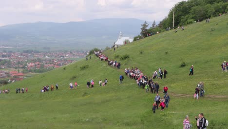 Gruppen-Von-Menschen-Wandern-Auf-Der-Csiksomlyo-Wallfahrt-In-Rumänien-Den-Berg-Hinauf
