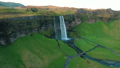 Volcanic-glacier-fed-Seljalandsfoss-waterfall-cascading-from-a-cliff,-Iceland