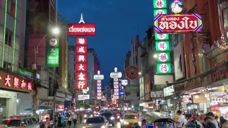 Chinatown-Am-Frühen-Abend-Mit-Beleuchteten-Lichtern-Entlang-Der-Yaowarat-Road-Mit-Verkehr-Und-Touristen