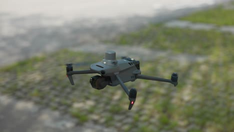 Drone-Dji-Mavic-3-Empresarial-Flotando-Sobre-El-Suelo