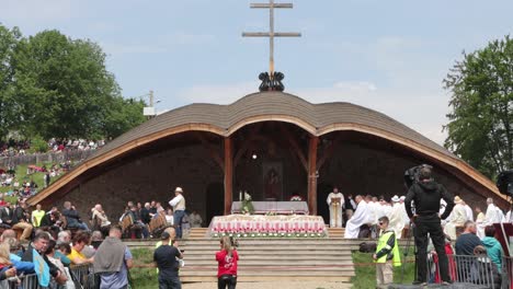 La-Gente-Se-Reunió-Para-Adorar-En-Tres-Colinas-Alter-Durante-La-Peregrinación-A-Csiksomlyo