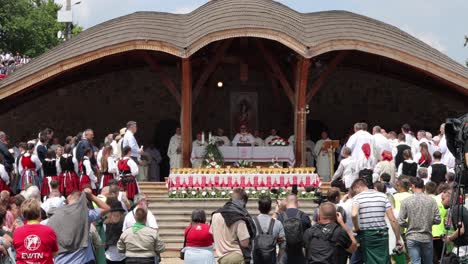 Ceremonia-En-El-Altar-De-Las-Tres-Colinas-Durante-La-Peregrinación-A-Csiksomlyo,-Rumania