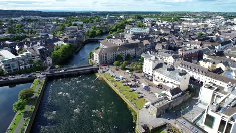 Vorwärtsschwenkende-Luftaufnahme-Des-Flusses-Corrib-Im-Stadtzentrum-Von-Galway-An-Einem-Sommertag