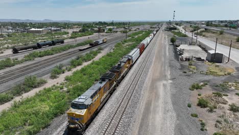 Train-transporting-goods-via-rail-in-rural-new-mexico