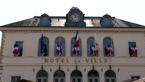 Schwenkaufnahme-Des-Französischen-Luxushotels-De-Ville-In-Honfleur-An-Einem-Sonnigen-Tag---Panoramablick