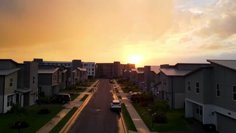 Eine-Wunderschöne-Aufnahme-Eines-Viertels-In-Florida-Bei-Sonnenuntergang