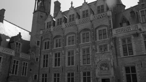 Toma-Panorámica-De-La-Arquitectura-Del-Museo-En-La-Ciudad-De-Brujas,-Bélgica.