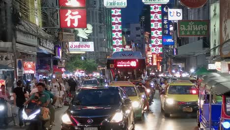 Tráfico-De-Vehículos-En-Yaowarat-Road-En-Chinatown,-Bangkok-Por-La-Noche-Con-Luces-De-Coche