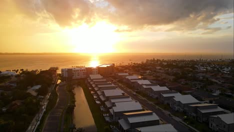 Seitenaufnahme-Eines-Goldenen-Sonnenuntergangs-In-Melbourne-Beach,-Florida