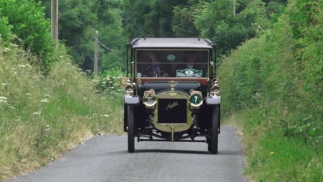 Coche-Antiguo-En-Un-Recorrido-Por-Las-Calles-De-Irlanda,-Un-Espectáculo-Digno-De-Contemplar,-Un-Vistazo-A-Tiempos-Pasados-En-Un-Cálido-Día-De-Verano-En-Irlanda.