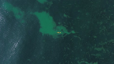 Luftaufnahme-Des-Kajakfischens-Am-Meer,-Blick-Auf-Die-Schleppangeldrohne
