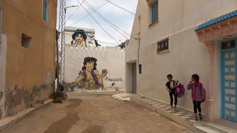 Kinder-In-Djerbahood-Bunt-Bemalte-Straßen
