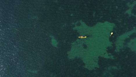 Vista-Aérea-De-La-Pesca-En-Kayak-En-El-Paisaje-Marino,-Vista-De-Drones-De-Pesca-Con-Curricán