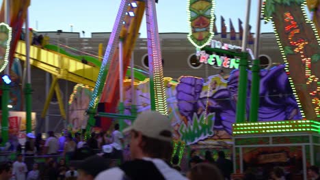 Beliebtes-Karnevalsfahrgeschäft,-„The-Beast-Swinging-Pendel-Ride“,-Passagiere,-Die-Mit-Hoher-Geschwindigkeit-Hin-Und-Her-Schaukeln,-Voller-Aufregung-Und-Adrenalinstoß-Bei-Der-Ekka-Royal-Queensland-Show,-Brisbane-Showgrounds